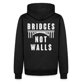 Ponts pas Murs Solidarité Amour Démo - Sweat à capuche Premium bio Homme - noir - Dos - Nico (187cm)