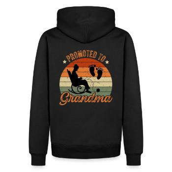 Promoted to Grandma - Befördert zur Oma - Männer Premium Bio Hoodie - Schwarz - Hinten - Nico (187cm)