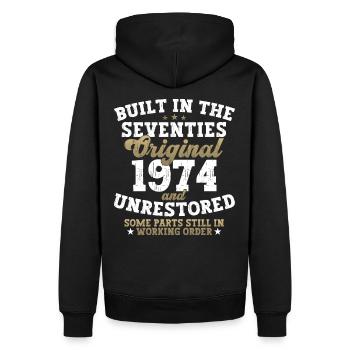 Built in the seventies 1974 48. Geburtstag Herren - Männer Premium Bio Hoodie - Schwarz - Hinten - Nico (187cm)