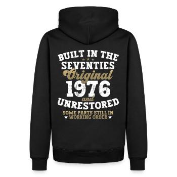 Built in the seventies 1976 46. Geburtstag Herren - Männer Premium Bio Hoodie - Schwarz - Hinten - Nico (187cm)