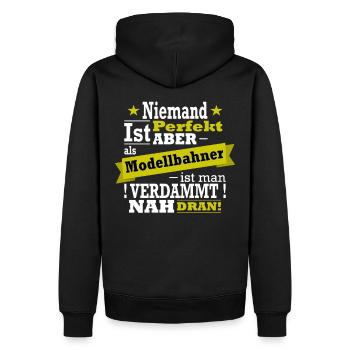 Niemand ist Perfekt, aber als Modellbahner... - Männer Premium Bio Hoodie - Schwarz - Hinten - Nico (187cm)