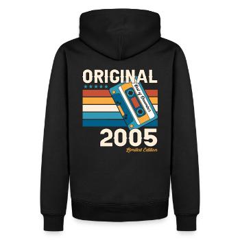 18. Geburtstag Kassette Dezember Jahrgang 2005 - Männer Premium Bio Hoodie - Schwarz - Hinten - Nico (187cm)