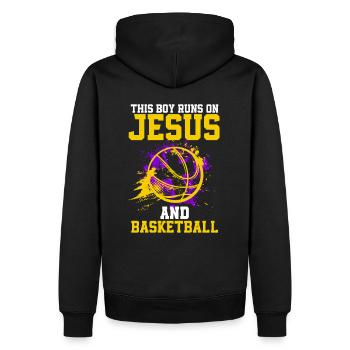 THIS BOY RUNS ON JESUS AND BASKETBALL - Männer Premium Bio Hoodie - Schwarz - Hinten - Nico (187cm)
