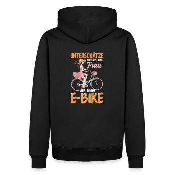 Unterschätze niemals eine Frau auf einem E-Bike - Männer Premium Bio Hoodie - Schwarz - Hinten - Nico (187cm)