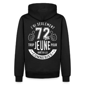 72 ans trop jeune humour anniversaire 72 ans - Sweat à capuche Premium bio Homme - noir - Dos - Nico (187cm)