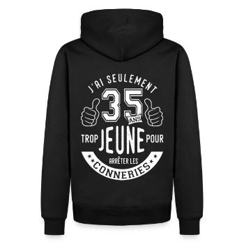 35 ans trop jeune cadeau drôle anniversaire 35 ans - Sweat à capuche Premium bio Homme - noir - Dos - Nico (187cm)