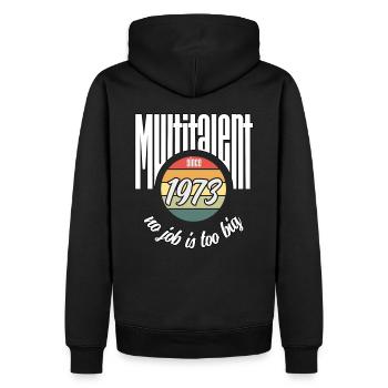 Multi-talentueux depuis 1973. Drôle de millésime - Sweat à capuche Premium bio Homme - noir - Dos - Nico (187cm)