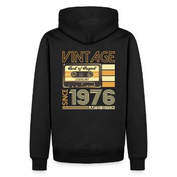 47. Geburtstag Mann August Jahrgang 1976 Kassette - Männer Premium Bio Hoodie - Schwarz - Hinten - Nico (187cm)