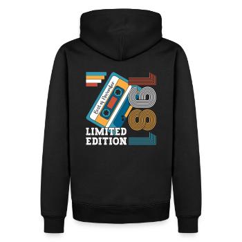 42e anniversaire novembre Vintage 1981 cassette - Sweat à capuche Premium bio Homme - noir - Dos - Nico (187cm)