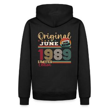 Kassette Juni 1989 Jahrgang 1989 Geburtstag 1989 - Männer Premium Bio Hoodie - Schwarz - Hinten - Nico (187cm)