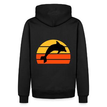 Springender Delphin vor einer geteilten Halbsonne - Männer Premium Bio Hoodie - Schwarz - Hinten - Nico (187cm)