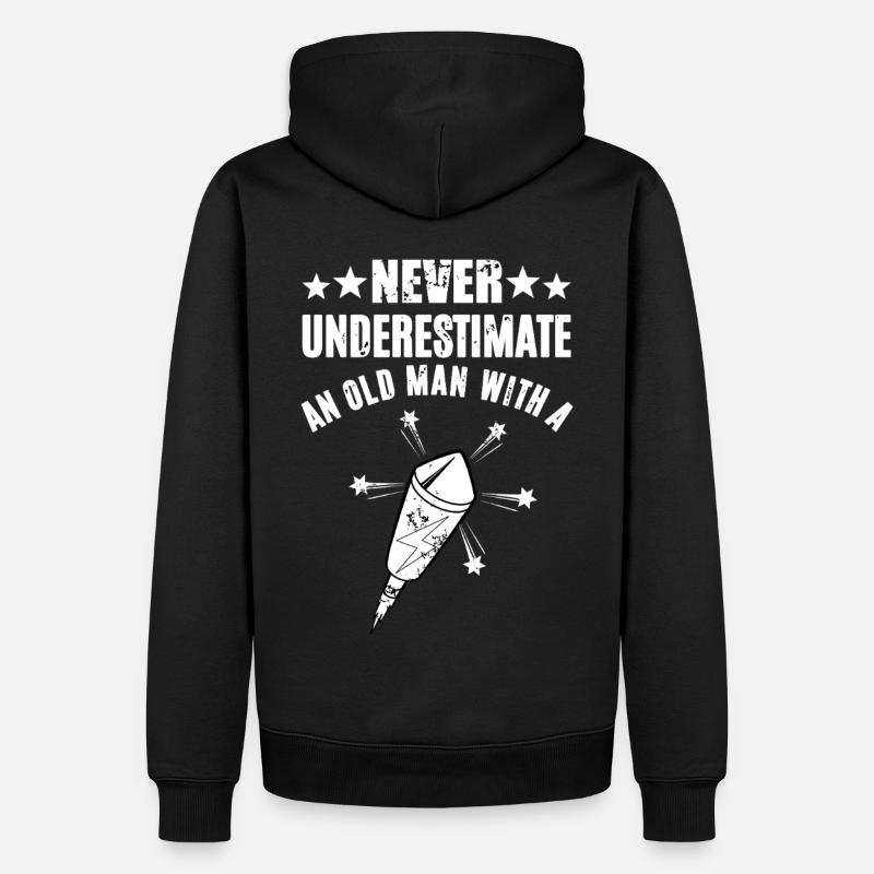 Never Underestimate Rakete - Männer Premium Bio Hoodie - Schwarz