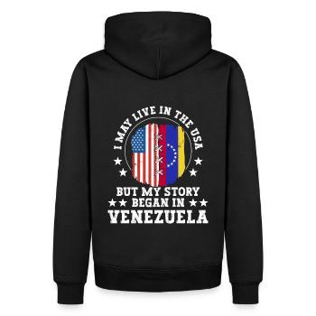 I May Live In The USA But My Story Began In - Männer Premium Bio Hoodie - Schwarz - Hinten - Nico (187cm)