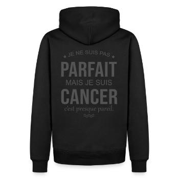 pas parfait mais cancer cadeau anniversaire humour - Sweat à capuche Premium bio Homme - noir - Dos - Nico (187cm)
