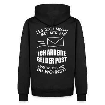 Ich arbeite bei der Post und weiß wo du wohnst - Männer Premium Bio Hoodie - Schwarz - Hinten - Nico (187cm)