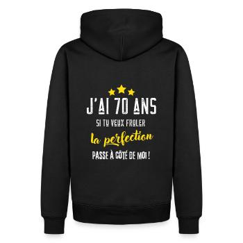 J'ai 70 ans cadeau anniversaire 70 ans humour - Sweat à capuche Premium bio Homme - noir - Dos - Nico (187cm)