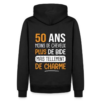 50 ans plus de charme cadeau anniversaire 50 ans - Sweat à capuche Premium bio Homme - noir - Dos - Nico (187cm)