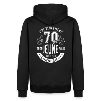70 ans anniversaire trop jeune cadeau 70 ans - Sweat à capuche Premium bio Homme - noir - Dos - Nico (187cm)