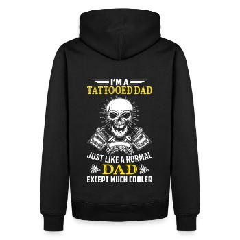 Tattoo Papa tätowiert cooler Vater Dad Totenkopf - Männer Premium Bio Hoodie - Schwarz - Hinten - Nico (187cm)