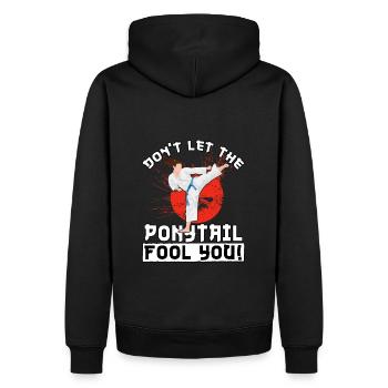 Ne vous laissez pas tromper par la queue de cheval - Sweat à capuche Premium bio Homme - noir - Dos - Nico (187cm)