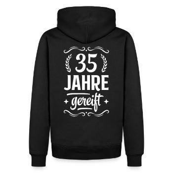 35 JAHRE GEREIFT | Geburtstagsshirt - Männer Premium Bio Hoodie - Schwarz - Hinten - Nico (187cm)