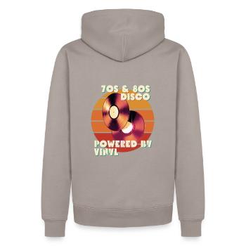 70er 80er Jahre Disco powered by Vinyl T-Shirt Italo Disco - Männer Premium Bio Hoodie - Taupe - Hinten - Nico (187cm)