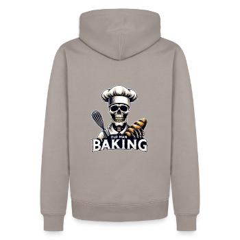 Old Man Baking Skull mit Bäckermütze backt Brot - Männer Premium Bio Hoodie - Taupe - Hinten - Nico (187cm)