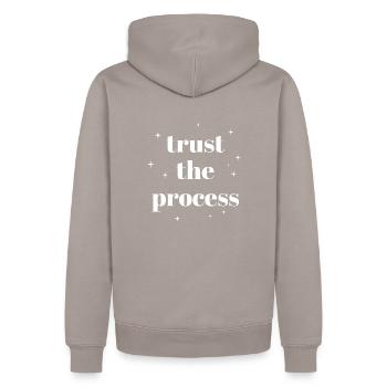 Trust the process - Männer Premium Bio Hoodie - Taupe - Hinten - Nico (187cm)