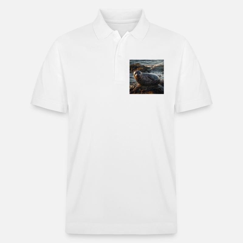 Robbe auf der Klippe am Meer - Stanley/Stella Unisex Bio-Poloshirt PREPSTER - Weiß