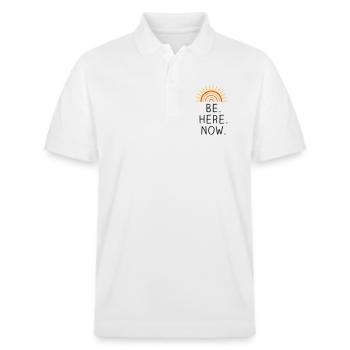 Be Here Now dreifarbig - Stanley/Stella Unisex Bio-Poloshirt PREPSTER - Weiß - Vorne - Roxy (174cm) & Andy (188cm)