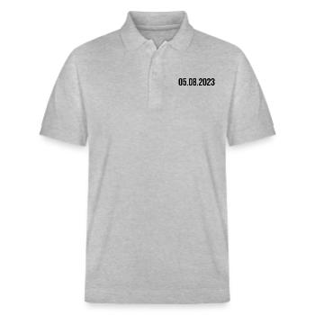 05.08.2023 Datum Jahr Monat August - Stanley/Stella Unisex Bio-Poloshirt PREPSTER - Grau meliert - Vorne - Roxy (174cm) & Andy (188cm)