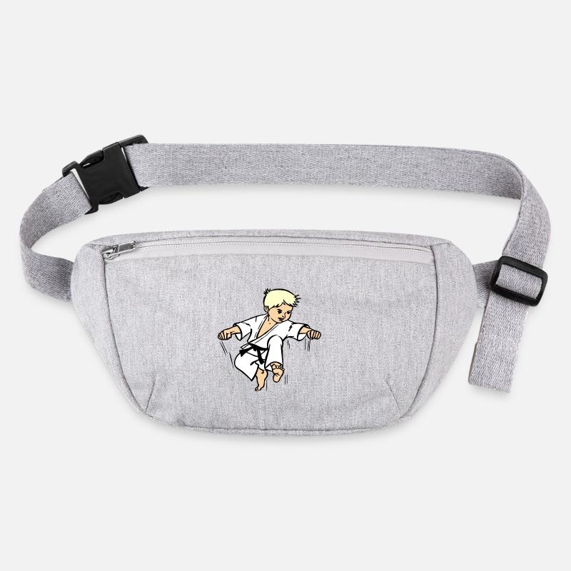 Karatekind oder Judokind mit schwarzem Gürtel Stanley/Stella recycelte Gürteltasche