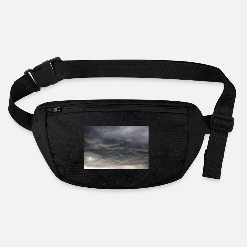 Dunkle Wolkenformationen im Sturm Stanley/Stella recycelte Gürteltasche