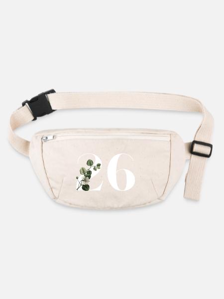Nummer 26 Blumengrün -26. Blumengeburtstag - Stanley/Stella recycelte Gürteltasche - Naturweiß - Vorne