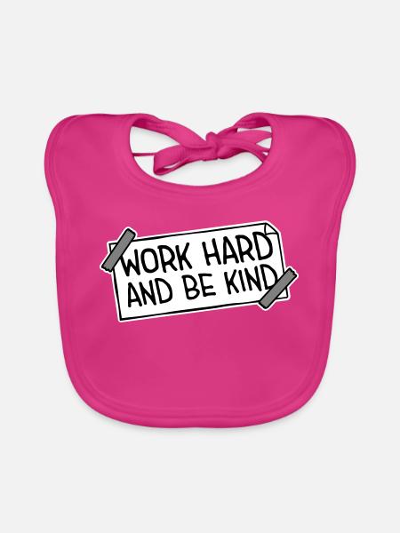 Work Hard And Be Kind Inspirierend Fleiß Güte Logo - Baby Bio-Lätzchen - Fuchsia - Vorne