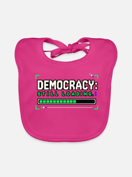 Demokratie im Prozess - Democracy still loading - Baby Bio-Lätzchen - Fuchsia - Vorne