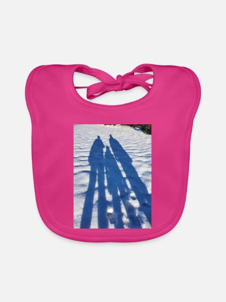 Winterschatten im Duo auf Schnee - Baby Bio-Lätzchen - Fuchsia - Vorne