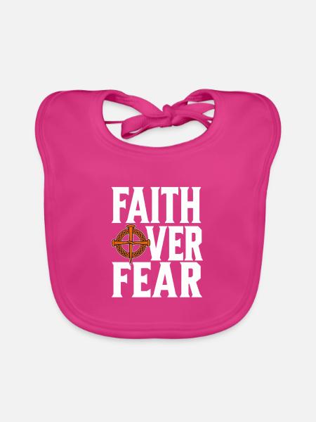 Glaube über Angst – quadratischer Text - Baby Bio-Lätzchen - Fuchsia