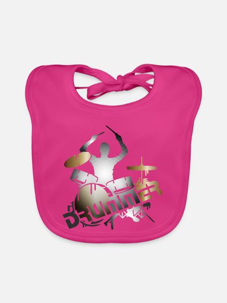Schlagzeuger sitzt am Schlagzeug mit Typografie - Baby Bio-Lätzchen - Fuchsia