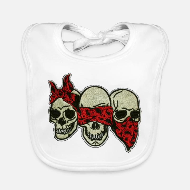 Drei Schädel mit roter Augenmaske / Three Skulls - Baby Bio-Lätzchen - Weiß