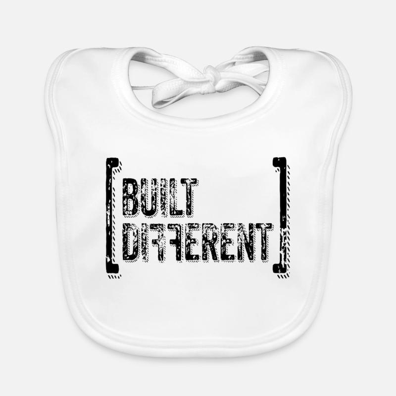 Built Different – Trend Statement Typo Spruch Baby Bio-Lätzchen