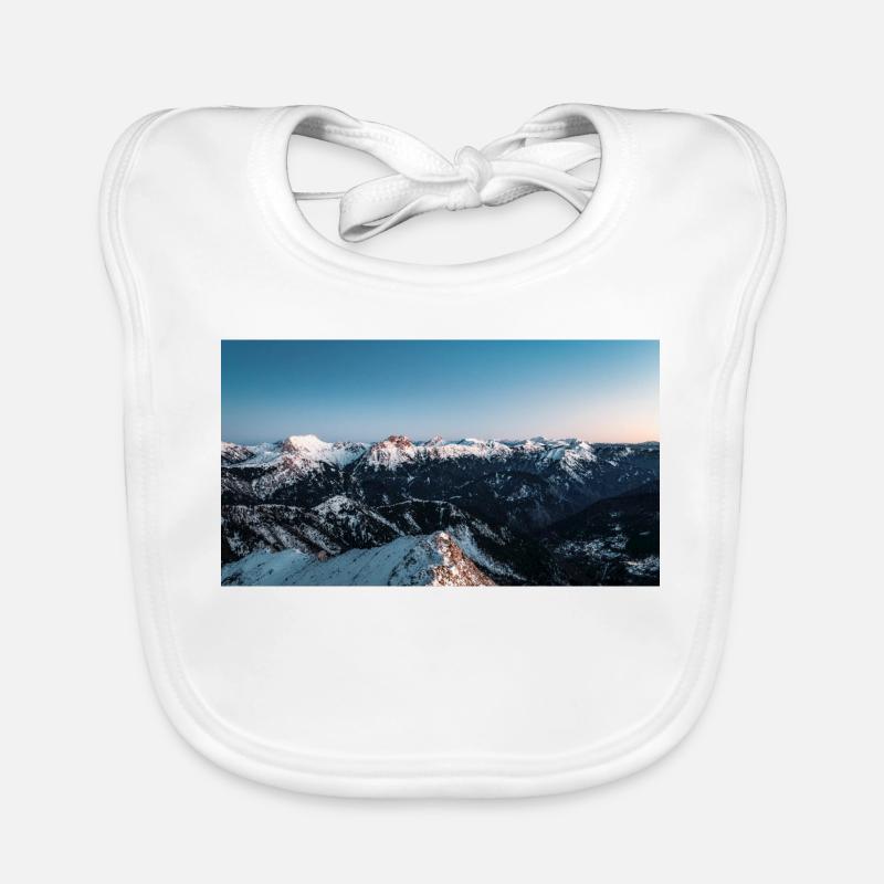 Les alpes brillent sur les sommets d’Agrafa. Bavoir bio Bébé