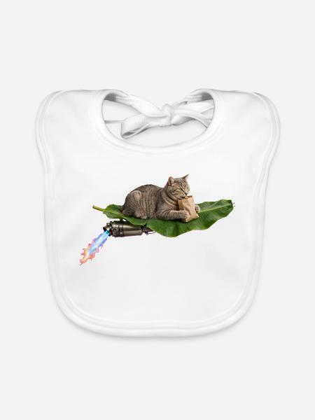 Lustige Katze reitet auf fliegendem Bananenblatt mit Turbo Exh - Baby Bio-Lätzchen - Weiß