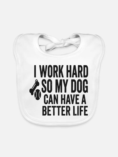 Ich arbeite hart, damit mein Hund besser lebt - Baby Bio-Lätzchen - Weiß - Vorne