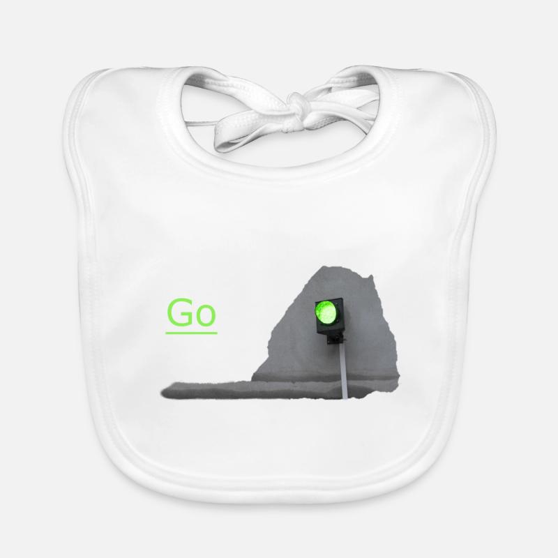 Le feu de circulation brille en vert devant le gris Bavoir bio Bébé