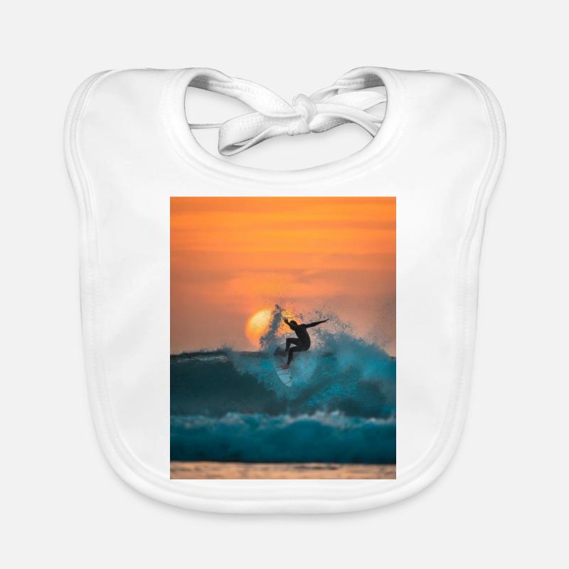 surfer riding on waves Baby Bio-Lätzchen