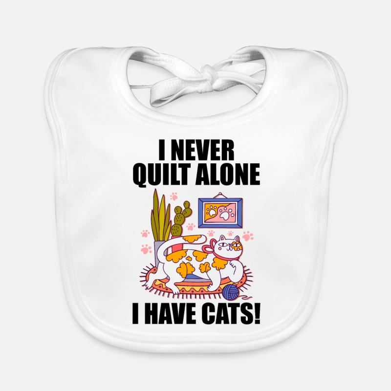 I never quilt alone. I have cats! Bavoir bio Bébé