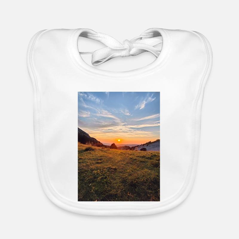 coucher de soleil dorée sur prairie alpine Bavoir bio Bébé