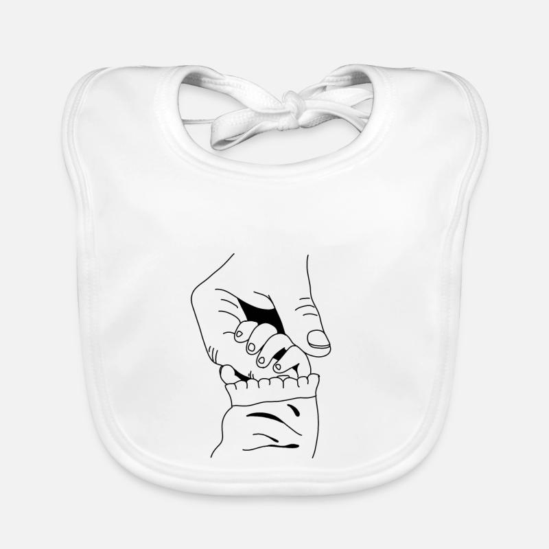 Mains de bébé avec la mère Bavoir bio Bébé