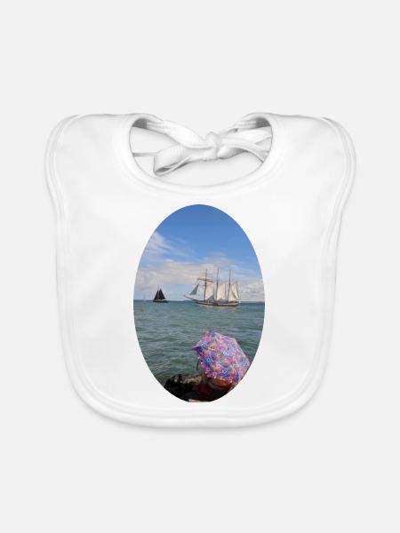 Segelschiff auf der Ostsee - Baby Bio-Lätzchen - Weiß